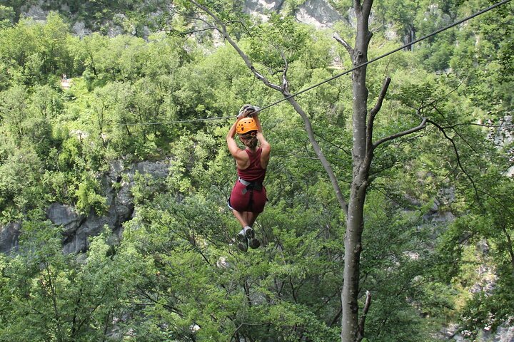 Erleben Sie den Nervenkitzel des Ziplinens durch den malerischen Učja Canyon in Bovec, Slowenien, Foto 15 | wizardtrip