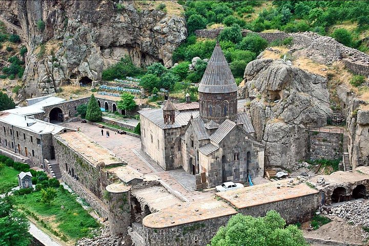 Explora el antiguo Templo de Garni de Armenia, las únicas columnas de basalto y el Monasterio de Geghard tallado en roca en un tour grupal guiado desde Ereván, foto 9 | wizardtrip