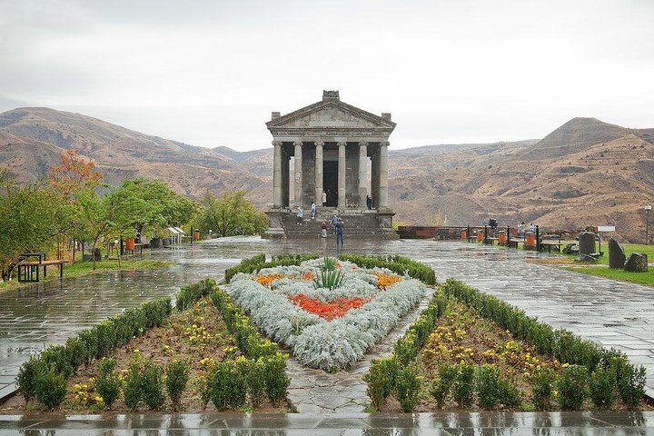 Explora el antiguo Templo de Garni de Armenia, las únicas columnas de basalto y el Monasterio de Geghard tallado en roca en un tour grupal guiado desde Ereván, foto 10 | wizardtrip