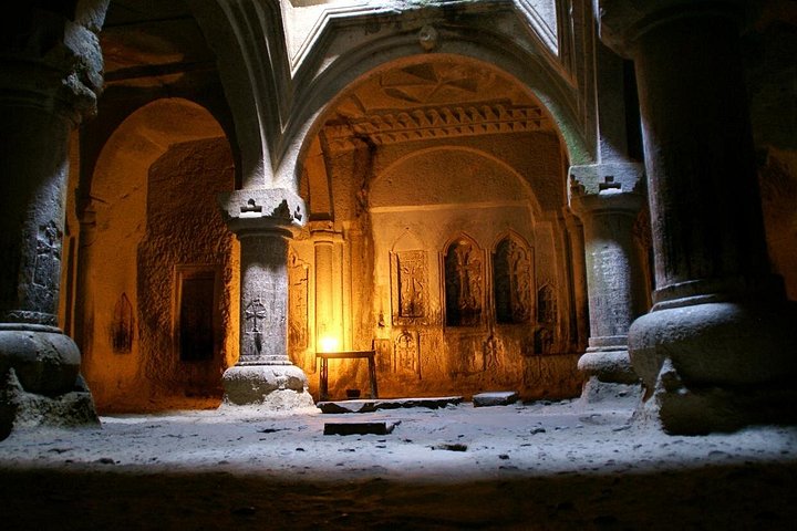 Explora el antiguo Templo de Garni de Armenia, las únicas columnas de basalto y el Monasterio de Geghard tallado en roca en un tour grupal guiado desde Ereván, foto 13 | wizardtrip