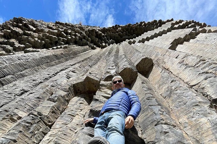Explora el antiguo Templo de Garni de Armenia, las únicas columnas de basalto y el Monasterio de Geghard tallado en roca en un tour grupal guiado desde Ereván, foto 16 | wizardtrip