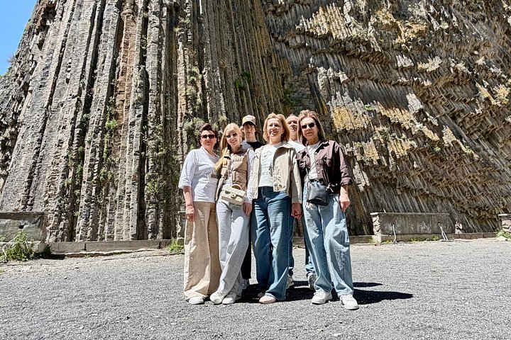 Explora el antiguo Templo de Garni de Armenia, las únicas columnas de basalto y el Monasterio de Geghard tallado en roca en un tour grupal guiado desde Ereván, foto 17 | wizardtrip