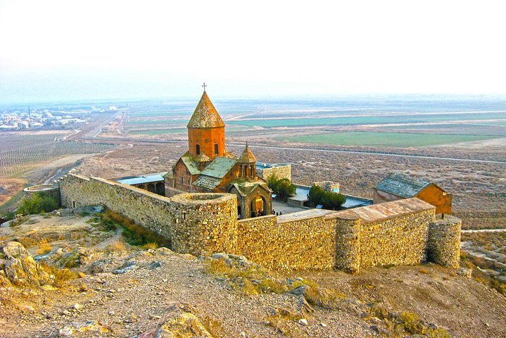 Explora los monasterios antiguos y los impresionantes paisajes de Armenia en un tour guiado de día completo, foto 8 | wizardtrip