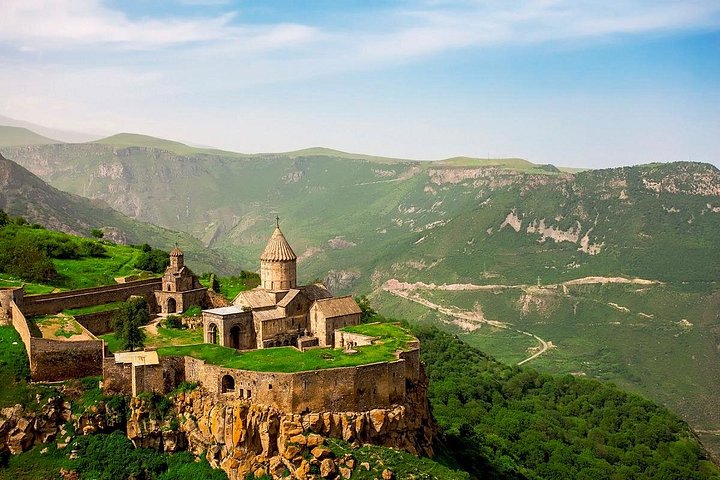 Explora los monasterios antiguos y los impresionantes paisajes de Armenia en un tour guiado de día completo, foto 10 | wizardtrip