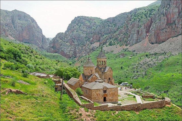 Explora los monasterios antiguos y los impresionantes paisajes de Armenia en un tour guiado de día completo, foto 11 | wizardtrip