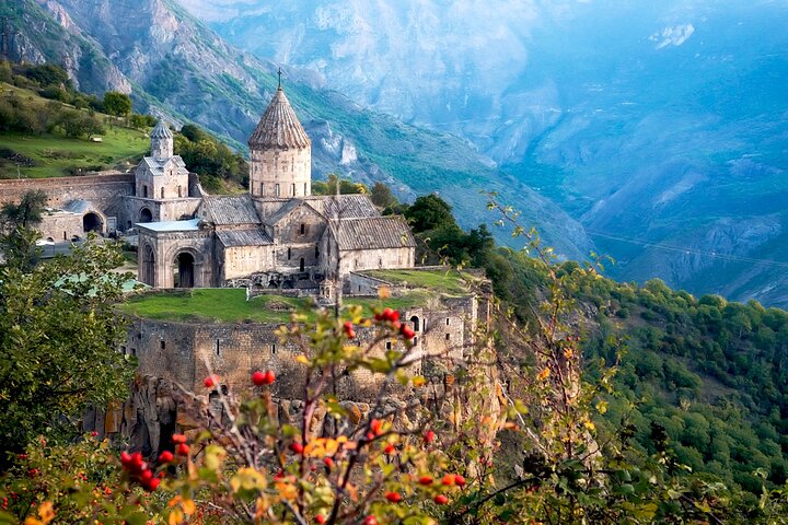 Explora los monasterios antiguos y los impresionantes paisajes de Armenia en un tour guiado de día completo, foto 21 | wizardtrip