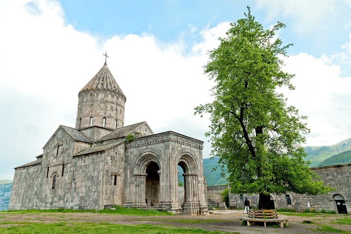 Explora los monasterios antiguos y los impresionantes paisajes de Armenia en un tour guiado de día completo, foto 22 | wizardtrip