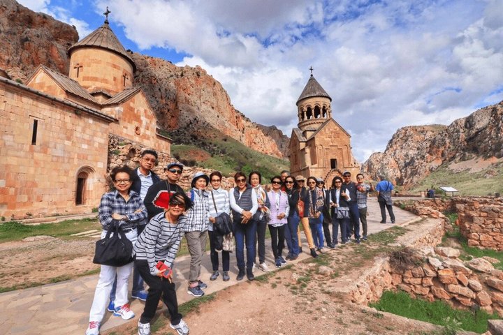 Gruppentour: Chor Virap, Norawank, Areni-Weingut und Höhle | wizardtrip