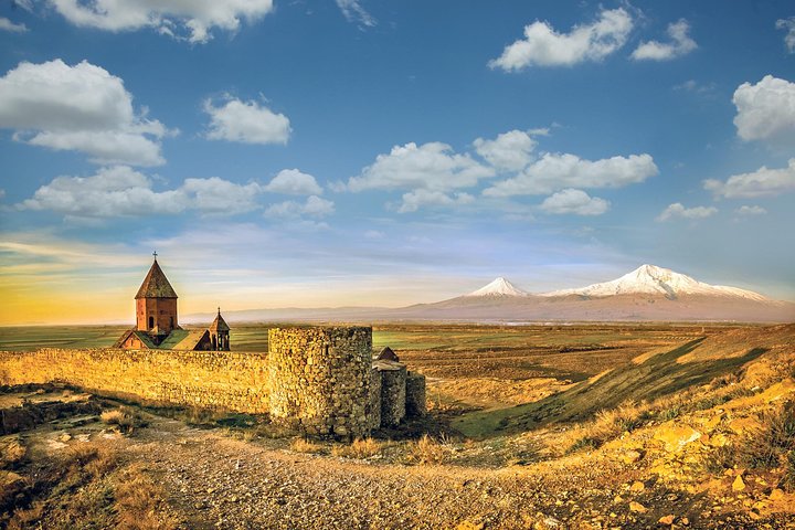 Explora monasterios históricos, viñedos y cuevas antiguas de Armenia en una excursión guiada de un día, foto 6 | wizardtrip