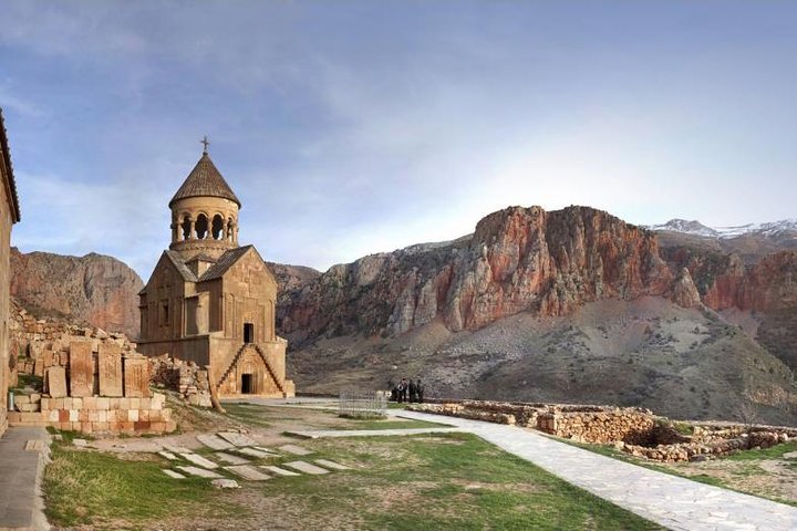 Explora monasterios históricos, viñedos y cuevas antiguas de Armenia en una excursión guiada de un día, foto 8 | wizardtrip
