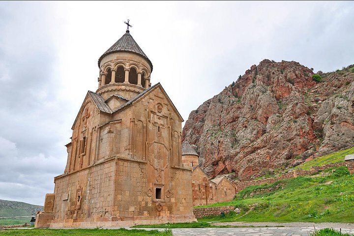 Explora monasterios históricos, viñedos y cuevas antiguas de Armenia en una excursión guiada de un día, foto 10 | wizardtrip