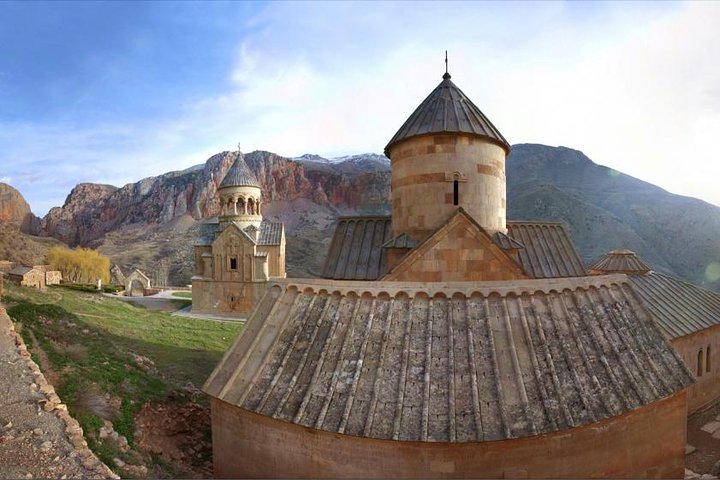 Explora monasterios históricos, viñedos y cuevas antiguas de Armenia en una excursión guiada de un día, foto 11 | wizardtrip