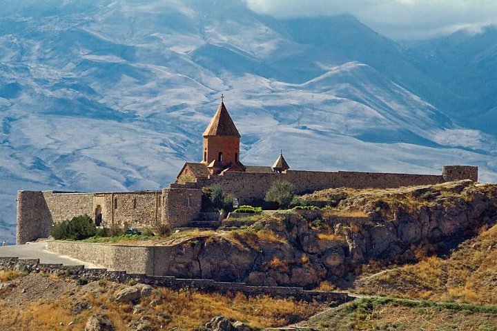 Explora monasterios históricos, viñedos y cuevas antiguas de Armenia en una excursión guiada de un día, foto 12 | wizardtrip