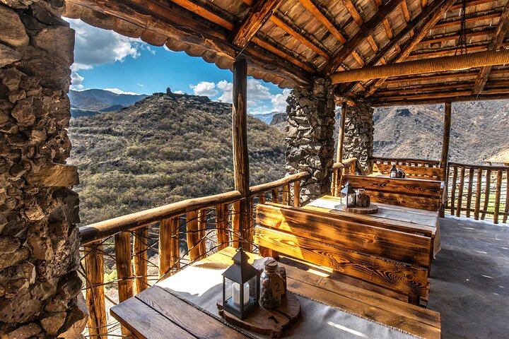 Explore mosteiros históricos, castelos e complexos de grutas da Arménia num passeio guiado de um dia inteiro a partir de Yerevan, foto 7 | wizardtrip