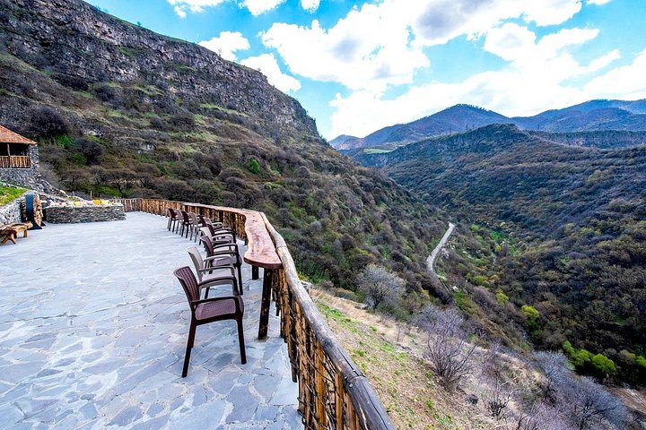 Explore mosteiros históricos, castelos e complexos de grutas da Arménia num passeio guiado de um dia inteiro a partir de Yerevan, foto 8 | wizardtrip
