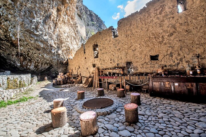 Explore mosteiros históricos, castelos e complexos de grutas da Arménia num passeio guiado de um dia inteiro a partir de Yerevan, foto 9 | wizardtrip