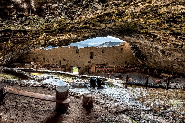 Explore mosteiros históricos, castelos e complexos de grutas da Arménia num passeio guiado de um dia inteiro a partir de Yerevan, foto 10 | wizardtrip