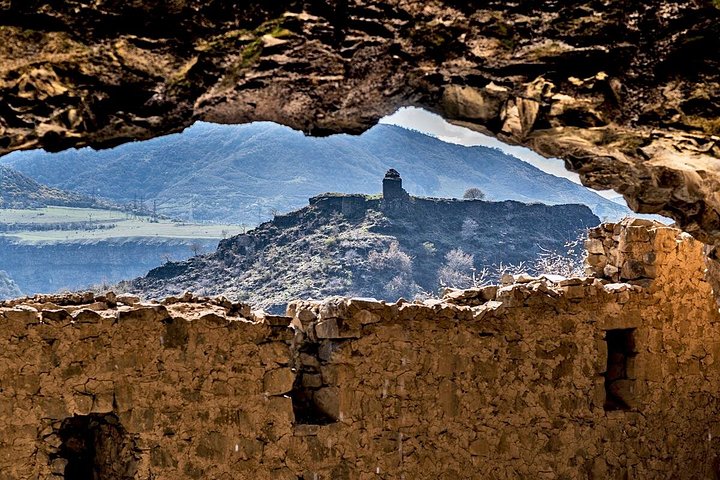 Explore mosteiros históricos, castelos e complexos de grutas da Arménia num passeio guiado de um dia inteiro a partir de Yerevan, foto 11 | wizardtrip