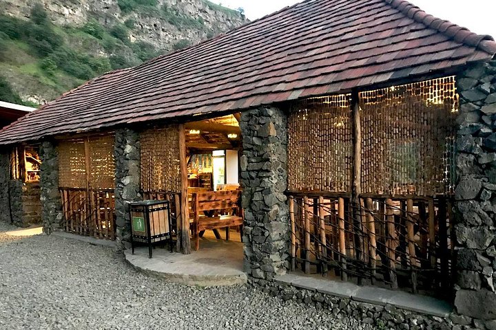 Explore mosteiros históricos, castelos e complexos de grutas da Arménia num passeio guiado de um dia inteiro a partir de Yerevan, foto 12 | wizardtrip