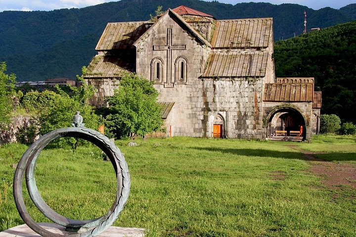 Explore mosteiros históricos, castelos e complexos de grutas da Arménia num passeio guiado de um dia inteiro a partir de Yerevan, foto 13 | wizardtrip
