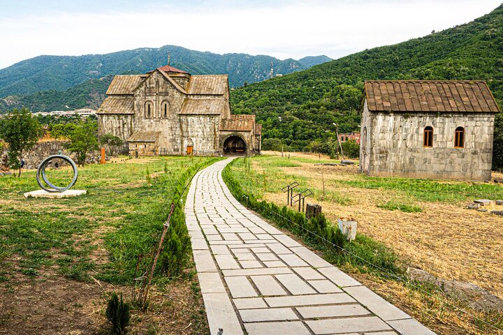 Explore mosteiros históricos, castelos e complexos de grutas da Arménia num passeio guiado de um dia inteiro a partir de Yerevan, foto 14 | wizardtrip