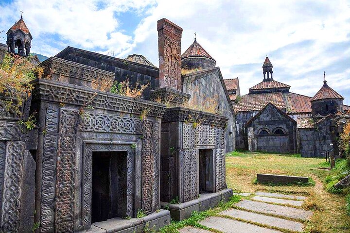 Explore mosteiros históricos, castelos e complexos de grutas da Arménia num passeio guiado de um dia inteiro a partir de Yerevan, foto 16 | wizardtrip