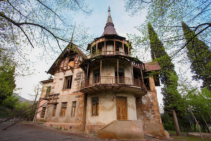 Explore mosteiros históricos, castelos e complexos de grutas da Arménia num passeio guiado de um dia inteiro a partir de Yerevan, foto 17 | wizardtrip
