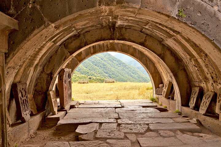 Explore mosteiros históricos, castelos e complexos de grutas da Arménia num passeio guiado de um dia inteiro a partir de Yerevan, foto 20 | wizardtrip