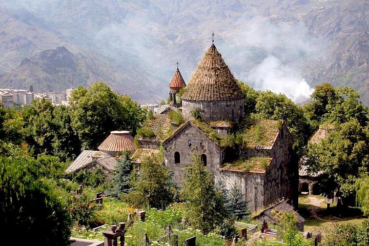 Explore mosteiros históricos, castelos e complexos de grutas da Arménia num passeio guiado de um dia inteiro a partir de Yerevan, foto 23 | wizardtrip