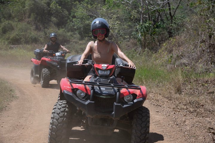 ATV-tour door het Costa Ricaanse regenwoud naar junglewatervallen nabij Jacó, foto 23 | wizardtrip