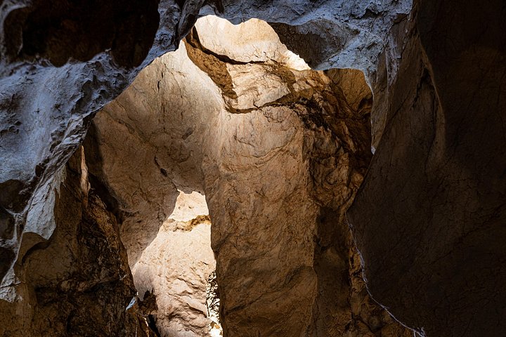 Visite guidée du spectaculaire système de la Cathedral Cave, présentant des merveilles géologiques et une histoire ancienne, photo 10 | wizardtrip
