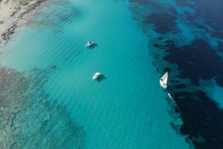 Privé zeiltocht rond Zuid-Ibiza, met verkenning van stranden en turquoise wateren, foto 38 | wizardtrip