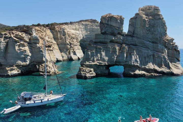 Expérience de voile à Milos : Kleftiko avec guide local | wizardtrip