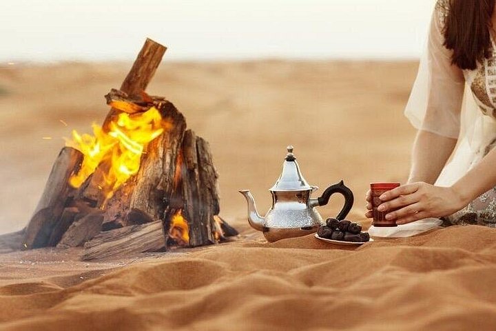 Découvrez un safari VIP dans le désert à Dubaï avec dunebashing, balades à dos de chameau, spectacles en direct et dîner BBQ, photo 7 | wizardtrip