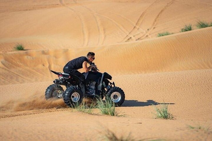 Découvrez un safari VIP dans le désert à Dubaï avec dunebashing, balades à dos de chameau, spectacles en direct et dîner BBQ, photo 21 | wizardtrip