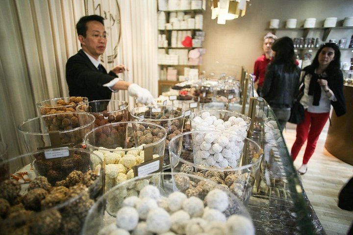 Un piccolo gruppo si gode un tour di degustazione di cioccolato a Bruxelles, assaggiando praline in eleganti negozi, foto 6 | wizardtrip