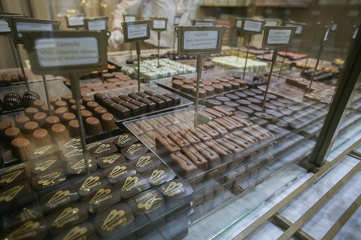 Un piccolo gruppo si gode un tour di degustazione di cioccolato a Bruxelles, assaggiando praline in eleganti negozi, foto 7 | wizardtrip