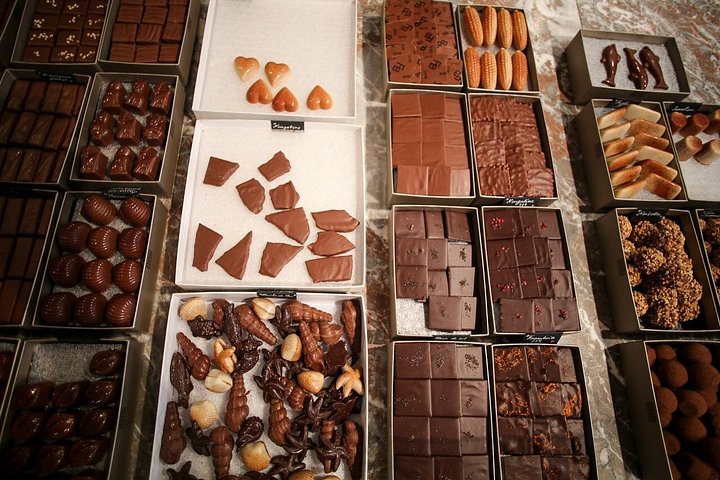 Un piccolo gruppo si gode un tour di degustazione di cioccolato a Bruxelles, assaggiando praline in eleganti negozi, foto 10 | wizardtrip