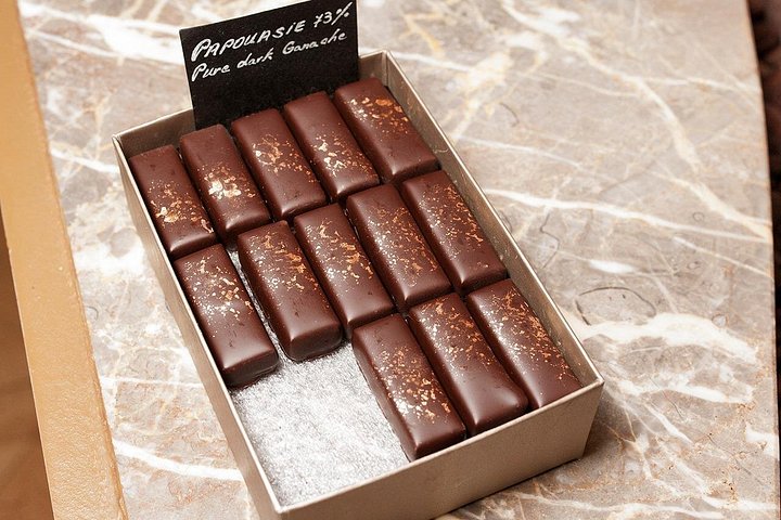 Un piccolo gruppo si gode un tour di degustazione di cioccolato a Bruxelles, assaggiando praline in eleganti negozi, foto 12 | wizardtrip