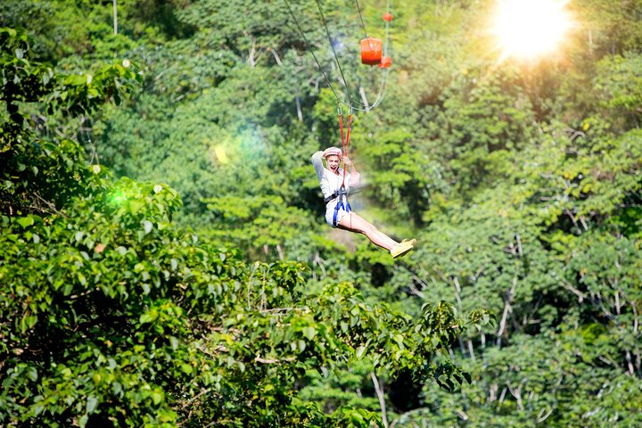 Experimente aventuras emocionantes como tirolesa e passeios de buggy no La Hacienda Park em Punta Cana, foto 6 | wizardtrip