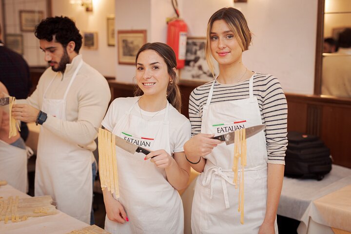 Lær å lage fettuccinepasta på Romas Piazza Navona med et matkurs og måltid, foto 9 | wizardtrip