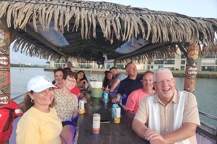 Desfrute de bebidas ilimitadas e vistas panorâmicas em um passeio de barco Tiki em Clearwater Beach, foto 6 | wizardtrip