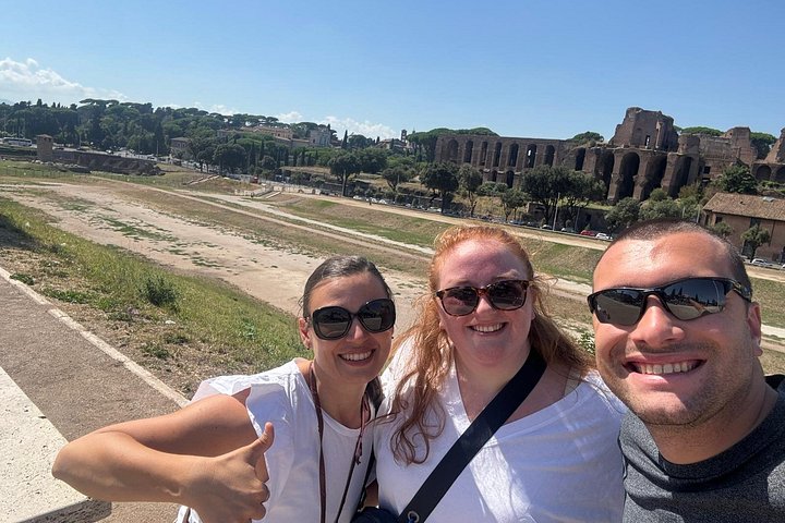 Private golf cart tour of Rome's iconic landmarks and charming streets, including gelato tasting, photo 7 | wizardtrip