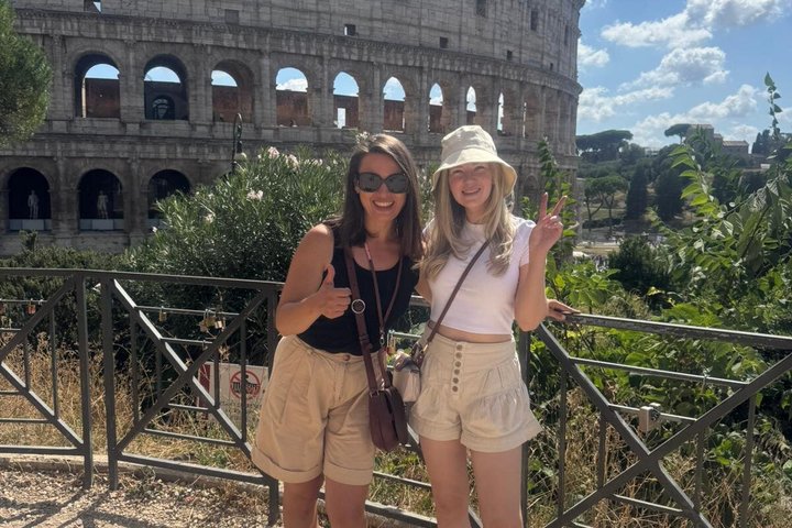 Private golf cart tour of Rome's iconic landmarks and charming streets, including gelato tasting, photo 8 | wizardtrip