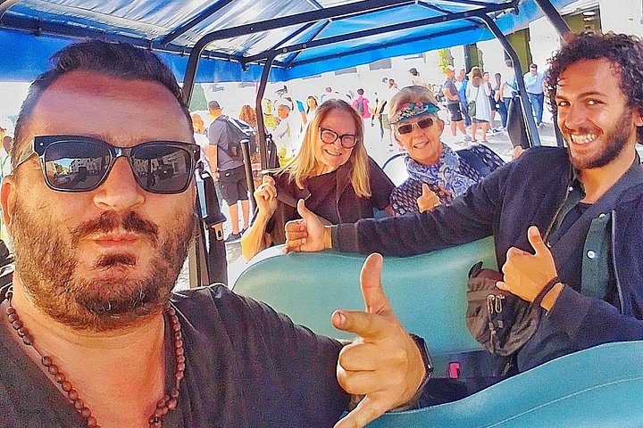 Private golf cart tour of Rome's iconic landmarks and charming streets, including gelato tasting, photo 10 | wizardtrip