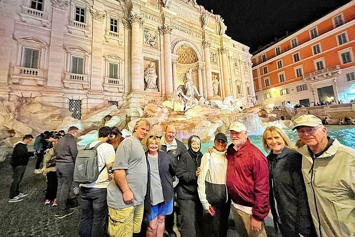 Private golf cart tour of Rome's iconic landmarks and charming streets, including gelato tasting, photo 11 | wizardtrip