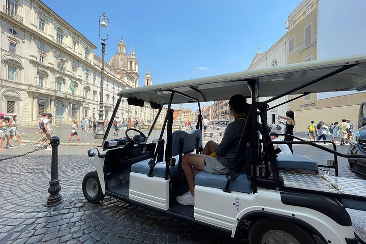 Private golf cart tour of Rome's iconic landmarks and charming streets, including gelato tasting, photo 12 | wizardtrip