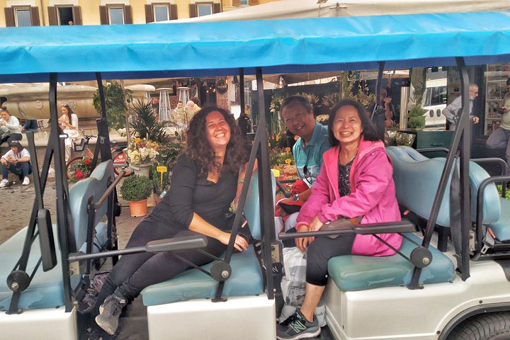 Private golf cart tour of Rome's iconic landmarks and charming streets, including gelato tasting, photo 16 | wizardtrip
