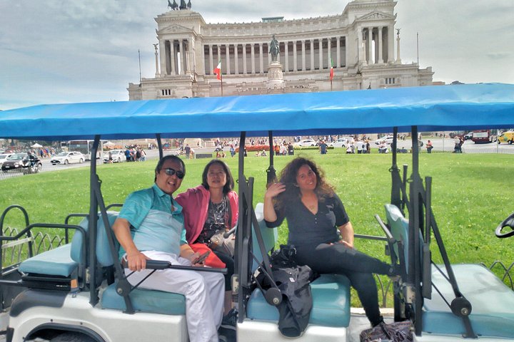 Private golf cart tour of Rome's iconic landmarks and charming streets, including gelato tasting, photo 20 | wizardtrip