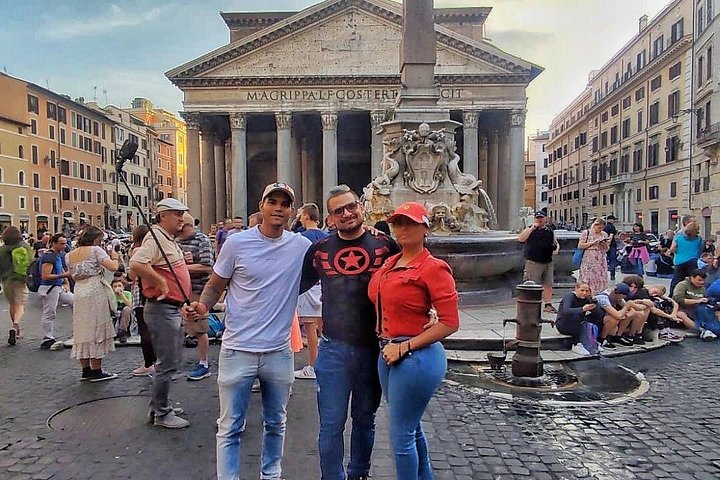 Private golf cart tour of Rome's iconic landmarks and charming streets, including gelato tasting, photo 21 | wizardtrip